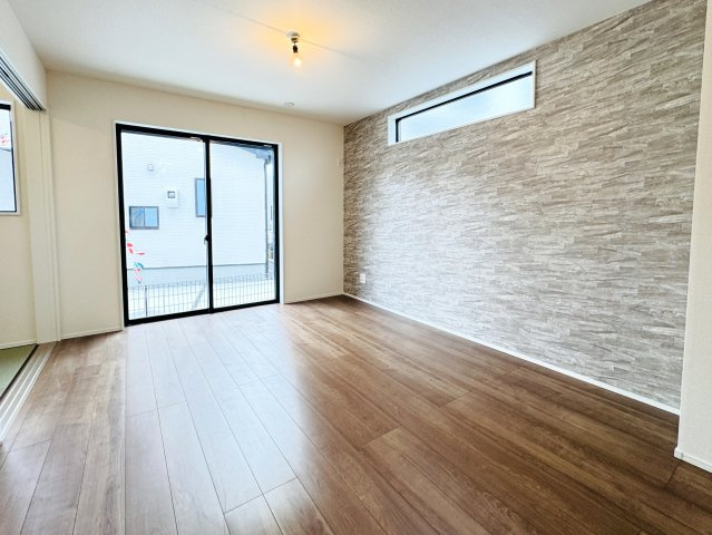 市川市本北方３丁目新築戸建【若宮小学校：7分】の居間・リビング|17帖リビングダイニングキッチン・アクセントクロス