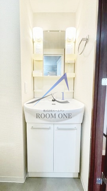 スカイコート池袋西壱番館の洗面所|独立洗面台です。