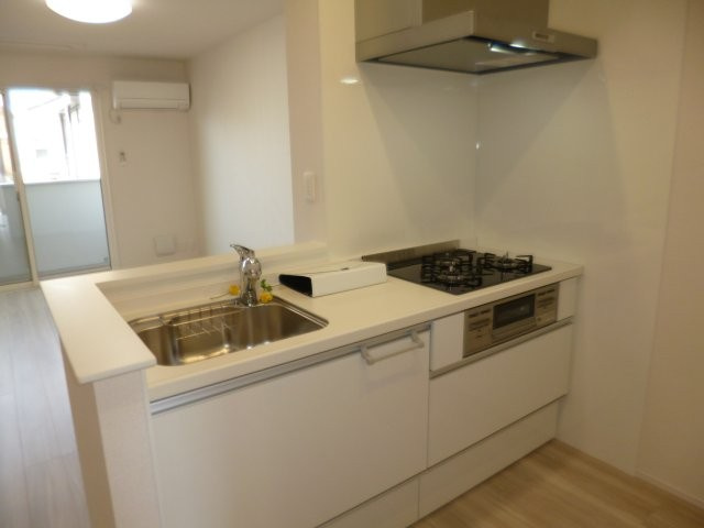 メゾン　ボヌールのキッチン|３口ガスコンロ付システムキッチン