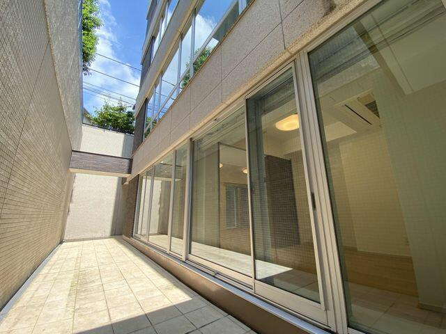 港区南青山６丁目の賃貸マンションのエントランス|バルコニー 
