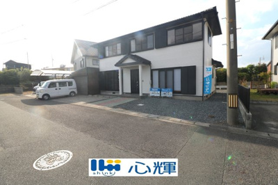 【外観】 | 宇部市大字東岐波 中古住宅／4LDK・2階建 | 2025年10月／水廻り等・外壁・屋根塗装リフォーム済。
明るい日差しが差し込む現地をぜひご覧ください。
