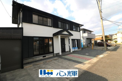 【前面道路含む現地写真】 | 宇部市大字東岐波 中古住宅／4LDK・2階建 | 整備された道路に面する現地はコミュニティー以外の方々の出入りも少なく、お車の出し入れも楽々です。
