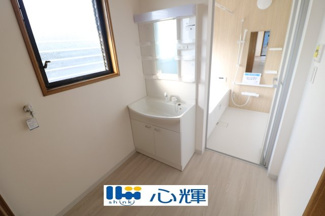 【独立洗面台】 | 宇部市大字東岐波 中古住宅／4LDK・2階建 | 2025年10月／シャワー付洗面化粧台を新設しております。