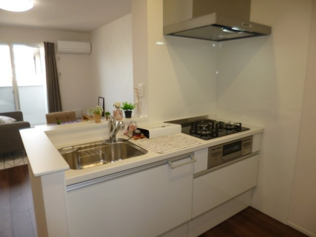 メゾン　ボヌールのキッチン|３口ガスコンロ付システムキッチン