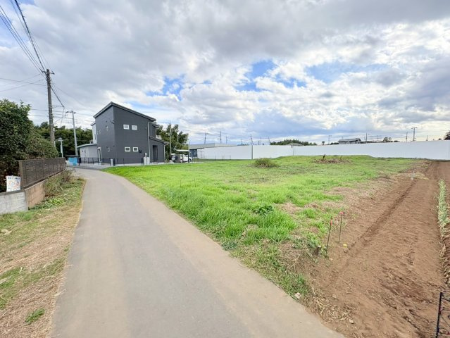 坂戸市小山　建築条件なし売地　東武東上線『坂戸駅』バス17分　【入西小学区】の前面道路含む現地写真