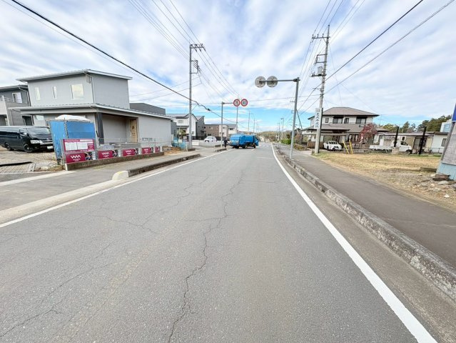 坂戸市小山　建築条件なし売地　東武東上線『坂戸駅』バス17分　【入西小学区】の前面道路含む現地写真