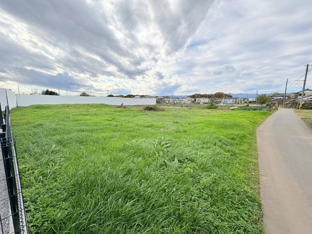 坂戸市小山　建築条件なし売地　東武東上線『坂戸駅』バス17分　【入西小学区】の前面道路含む現地写真