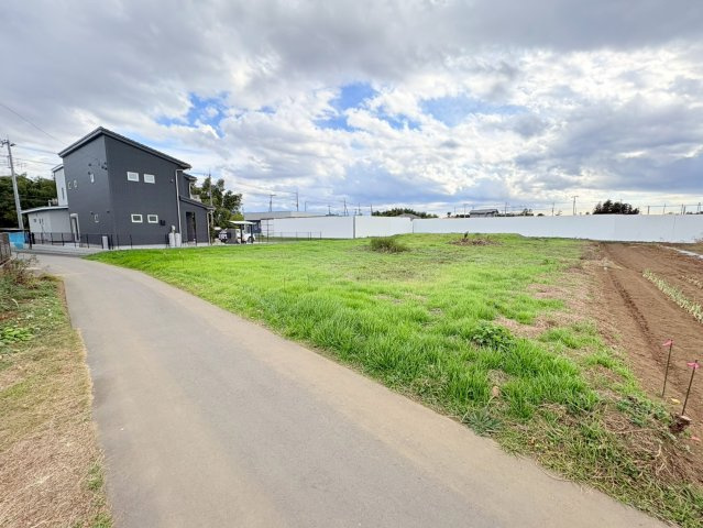 坂戸市小山　建築条件なし売地　東武東上線『坂戸駅』バス17分　【入西小学区】の前面道路含む現地写真