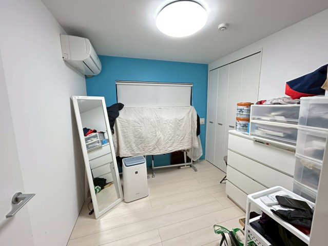 渋谷区恵比寿3丁目　中古戸建の洋室|自分だけのプライベート空間。明るく温もりを感じることができる居室です。

現地ご見学希望・資料請求などお気軽にお問い合わせ下さい！
03-5990-5201