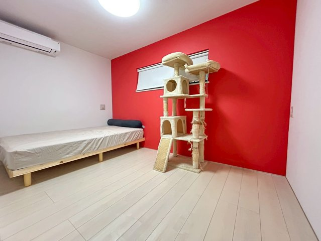 渋谷区恵比寿3丁目　中古戸建の洋室|各部屋に窓を設置！明るい日差しが降り注ぐ心地よい室内は、日々の暮らしに安らぎを与えてくれます。

現地ご見学希望・資料請求などお気軽にお問い合わせ下さい！
03-5990-5201