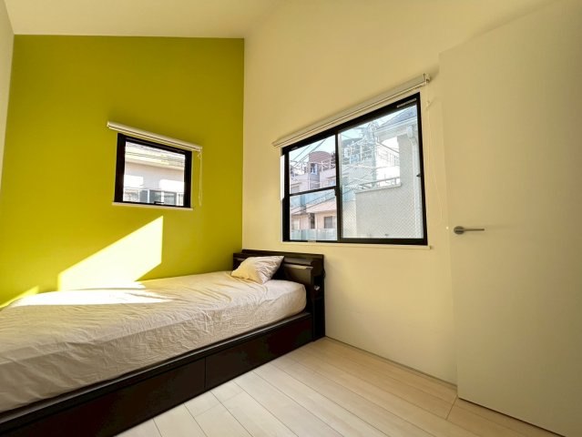 渋谷区恵比寿3丁目　中古戸建の洋室|勾配天井の居室です。窓からたっぷりと陽光が注がれる明るい居室。一日の疲れを癒し、時を忘れて過ごせる空間です！

現地ご見学希望・資料請求などお気軽にお問い合わせ下さい！
03-5990-5201