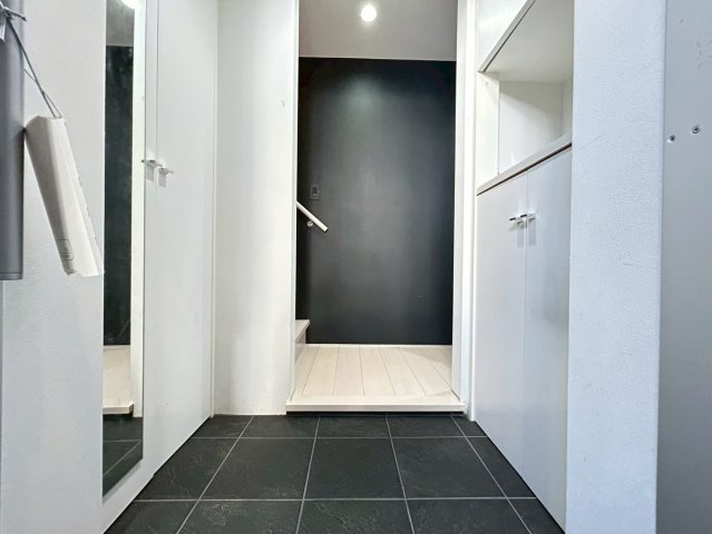 渋谷区恵比寿3丁目　中古戸建の玄関|収納×動線を最適化した、気持ちのいい玄関。

現地ご見学希望・資料請求などお気軽にお問い合わせ下さい！
03-5990-5201