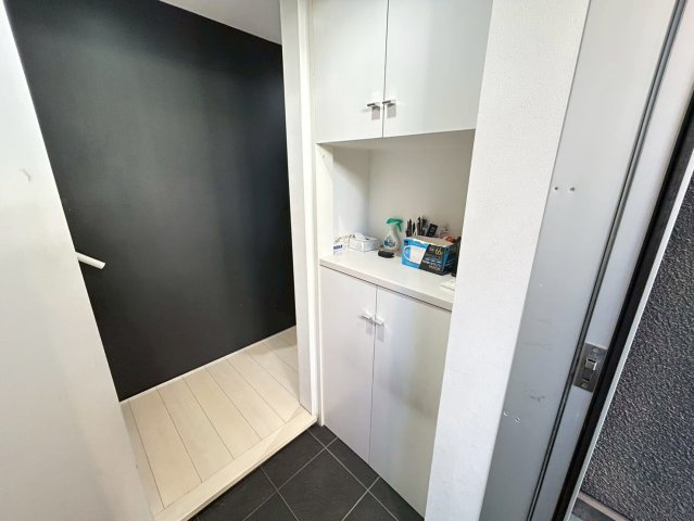 渋谷区恵比寿3丁目　中古戸建の玄関|お出かけ前の身だしなみチェックに役立つ鏡と収納完備の玄関です。

現地ご見学希望・資料請求などお気軽にお問い合わせ下さい！
03-5990-5201