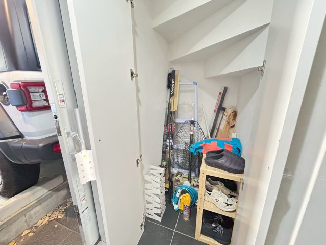 渋谷区恵比寿3丁目　中古戸建の収納|お車を所有の方にも安心のビルトインガレージ付き！収納あり！

現地ご見学希望・資料請求などお気軽にお問い合わせ下さい！
03-5990-5201