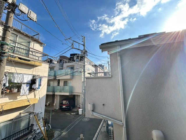渋谷区恵比寿3丁目　中古戸建のバルコニー|大きな空に包まれて、太陽の光をたっぷりと浴びながら過ごす毎日は、自然と家族の笑顔で溢れます。

現地ご見学希望・資料請求などお気軽にお問い合わせ下さい！
03-5990-5201
