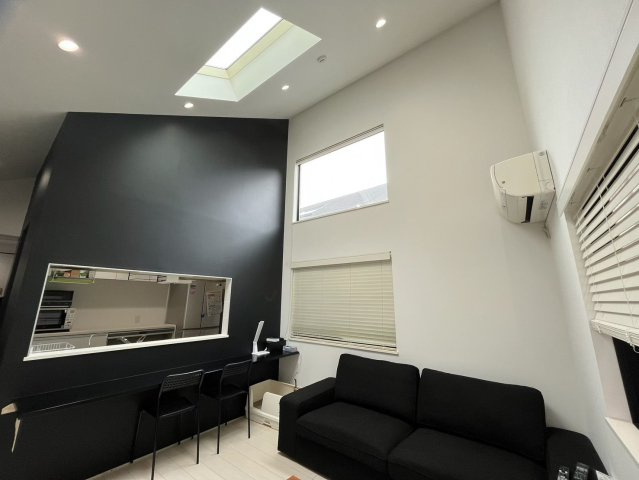 渋谷区恵比寿3丁目　中古戸建の居間・リビング|時間の流れを楽しむ、余白あるリビング。

現地ご見学希望・資料請求などお気軽にお問い合わせ下さい！
03-5990-5201