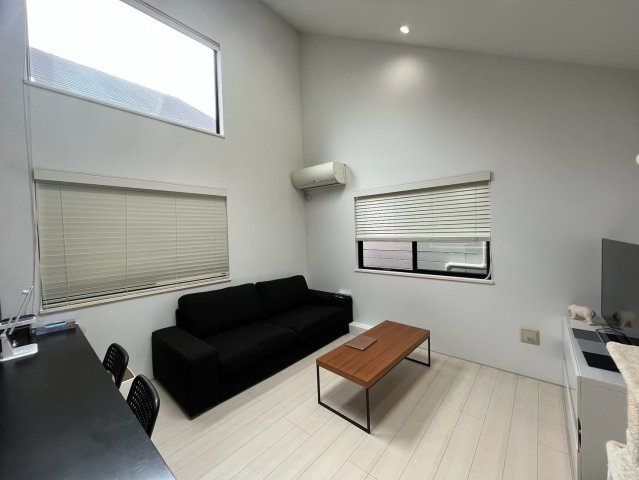 渋谷区恵比寿3丁目　中古戸建の居間・リビング|勾配天井を採用しているため、より一層の開放感を感じることができます。

現地ご見学希望・資料請求などお気軽にお問い合わせ下さい！
03-5990-5201