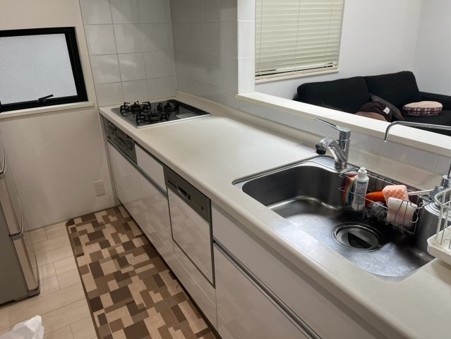 渋谷区恵比寿3丁目　中古戸建のキッチン|お料理をしながらご家族の様子を見渡せる対面式キッチン。ビルトイン食洗機付きで家事の負担を軽減します。

現地ご見学希望・資料請求などお気軽にお問い合わせ下さい！
03-5990-5201