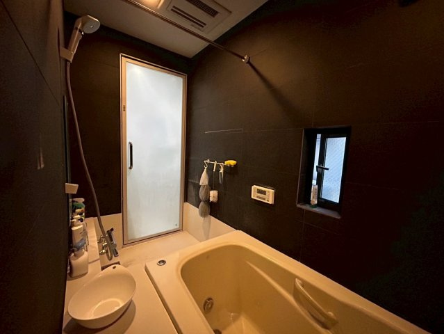 渋谷区恵比寿3丁目　中古戸建の浴室|追い焚き機能付きのため、帰りが遅くなった日にも温かい湯船に浸かって疲れを癒すことができます。

現地ご見学希望・資料請求などお気軽にお問い合わせ下さい！
03-5990-5201