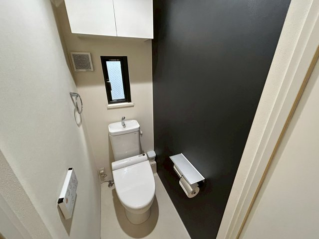 渋谷区恵比寿3丁目　中古戸建のトイレ|明るく清潔感が溢れるトイレ。落ち着いた空間で安らぎのひとときをお過ごし頂けます。

現地ご見学希望・資料請求などお気軽にお問い合わせ下さい！
03-5990-5201