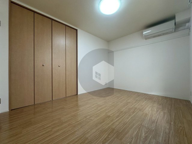 ラシーネ若江の洋室