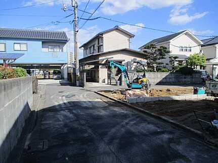広島市佐伯区美の里2丁目　新築一戸建て(全2棟)の前面道路含む現地写真