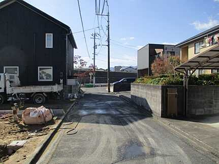 広島市佐伯区美の里2丁目　新築一戸建て(全2棟)の前面道路含む現地写真