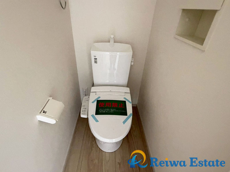 新築戸建　藤沢市大庭のトイレ|トイレットペーパーなど保管に便利な収納スペースを完備！