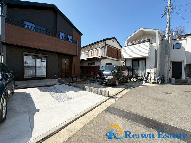 新築戸建　藤沢市大庭の前面道路含む現地写真|お車を所有される方に嬉しいカースペース。