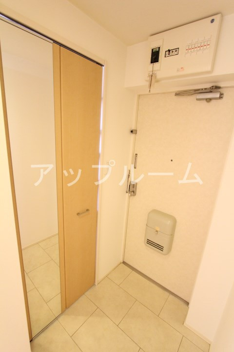 ファミール柏原の玄関