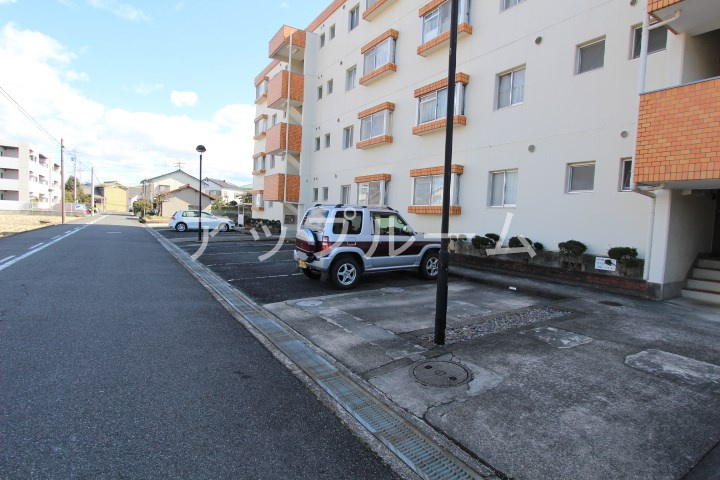 ファミール柏原の駐車場