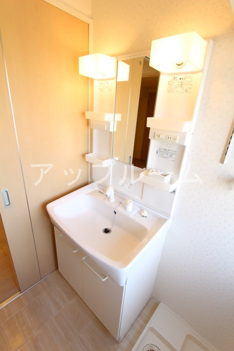 ファミール柏原の洗面所