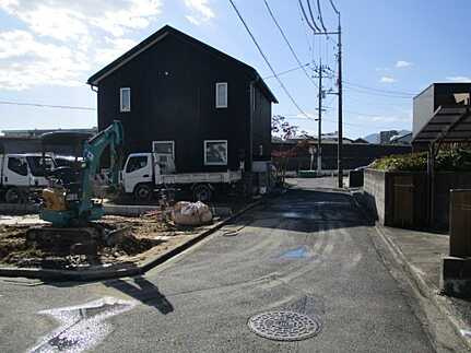 広島市佐伯区美の里2丁目　新築一戸建て(全2棟)の前面道路含む現地写真