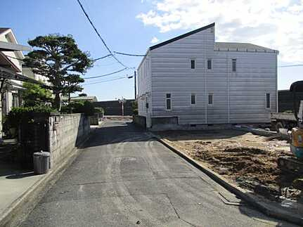 広島市佐伯区美の里2丁目　新築一戸建て(全2棟)の前面道路含む現地写真