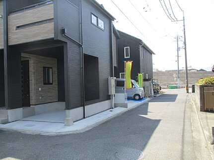 広島市佐伯区美の里2丁目　新築一戸建て(全2棟)の前面道路含む現地写真