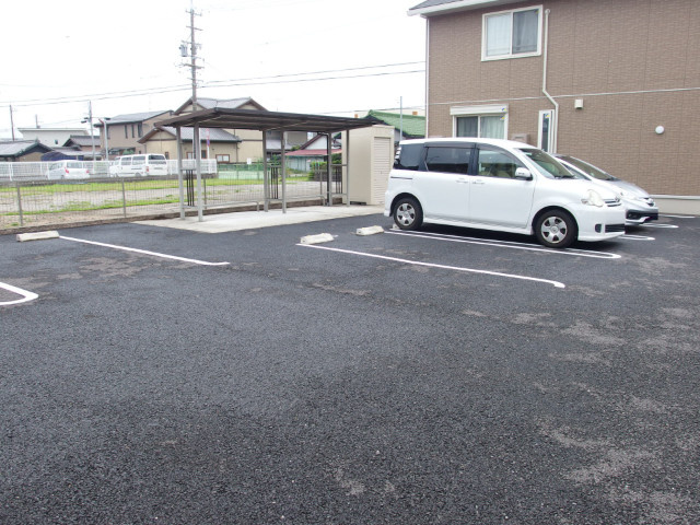 カーザ　セレーナAの駐車場