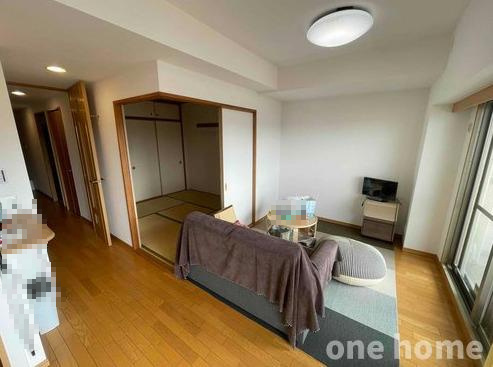 グランドール北大阪の居間・リビング|◆LDK約13.4帖！南向きのお部屋につき、掃き出し窓から自然光たっぷり差し込む明るい空間です！