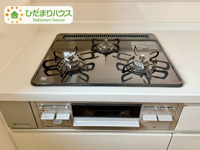 野田市山崎22期　新築戸建　1号棟のキッチン|3口コンロでお料理する時間も短くなりそうですね(*‘∀‘)						
