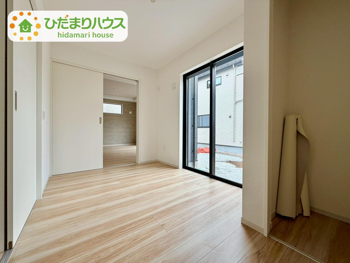 野田市山崎22期　新築戸建　1号棟の洋室|南に面した大きな窓から差し込む光で日中は電気いらず♪							
