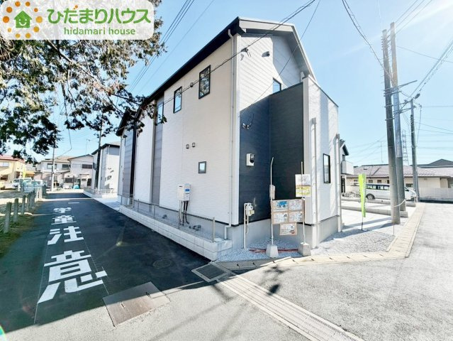 野田市山崎22期　新築戸建　1号棟の前面道路含む現地写真|角地 ： 南西 5m 私道、北西 4m 公道