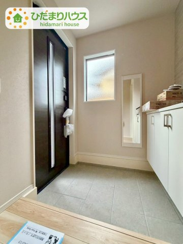 野田市山崎22期　新築戸建　1号棟の玄関|毎日「行ってきます」「ただいま」をいう玄関は小窓付で、明るく光が差し込みます。							
