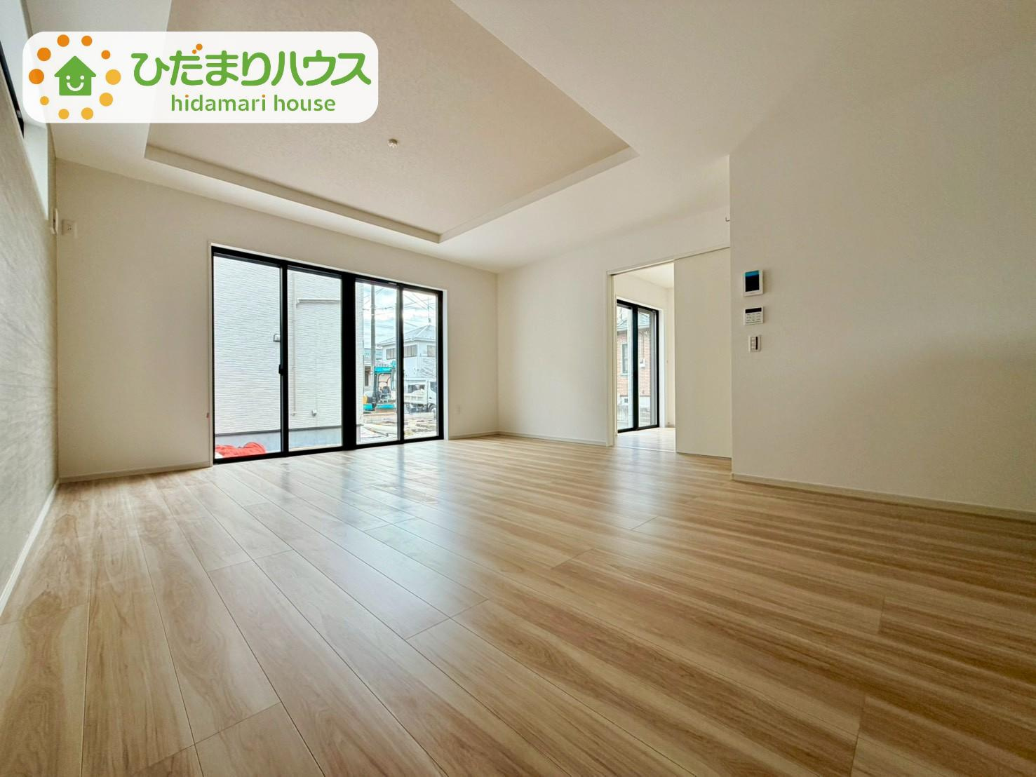 野田市山崎22期　新築戸建　1号棟の居間・リビング|"太陽の日差しがたっぷり入るリビング☆家族の笑い声が響く、一家団らんにふさわしいリビングです(^^♪"							
