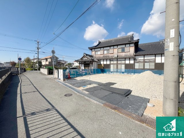 加古郡播磨町宮北　新築一戸建ての前面道路含む現地写真|周辺は落ち着いた街並みの住宅地！子育てがしやすい住環境です！まだ未完成ですが、現地でしかわからない事もございます。是非一度ご覧ください。