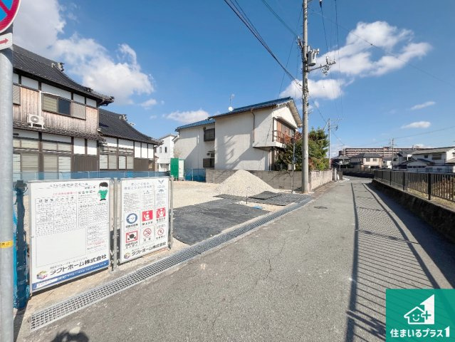 加古郡播磨町宮北　新築一戸建ての前面道路含む現地写真|周辺は落ち着いた街並みの住宅地！子育てがしやすい住環境です！まだ未完成ですが、現地でしかわからない事もございます。是非一度ご覧ください。