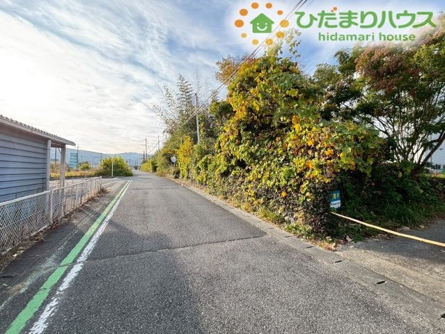 寄居町寄居　中古一戸建ての前面道路含む現地写真