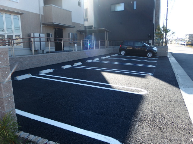 リバーサイドメゾンの駐車場