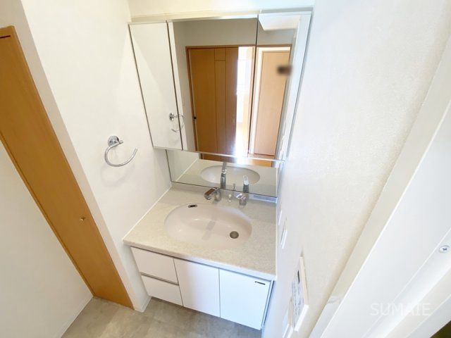 LaSante浦和常盤公園の洗面所|三面鏡タイプの独立洗面台！