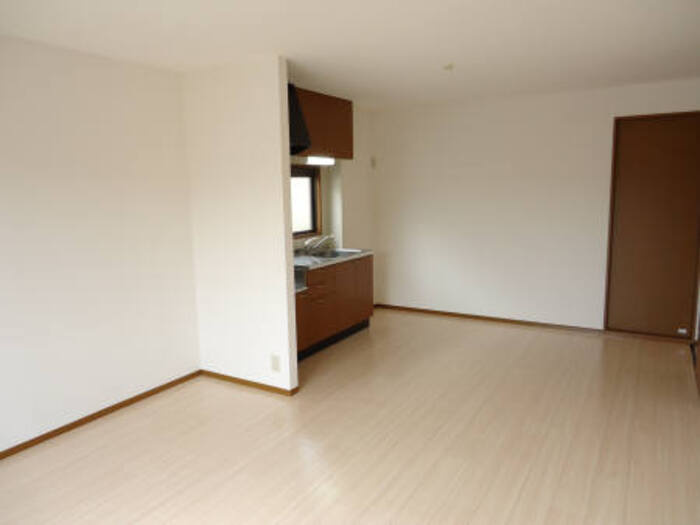 メゾン･テルシャトー B棟の居間・リビング|こちらの居間で趣味の時間をお楽しみください