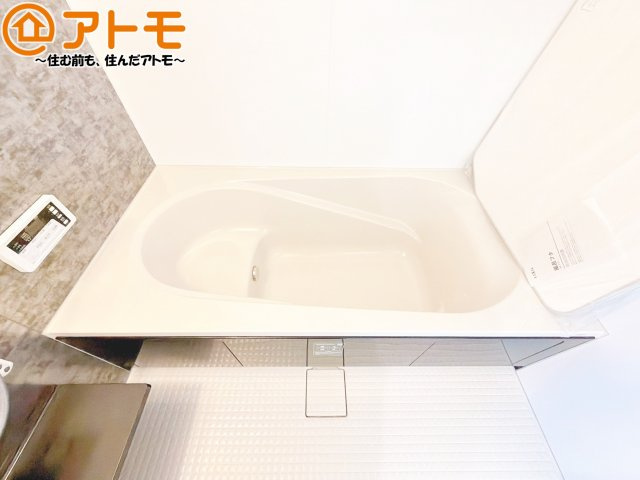 【浴室】 | 駿河区中島22期　新築戸建　4号棟 | お子様やお年寄りが使いやすいだけでなく、半身浴にも便利なベンチタイプの湯舟です。お湯の節約にも！
