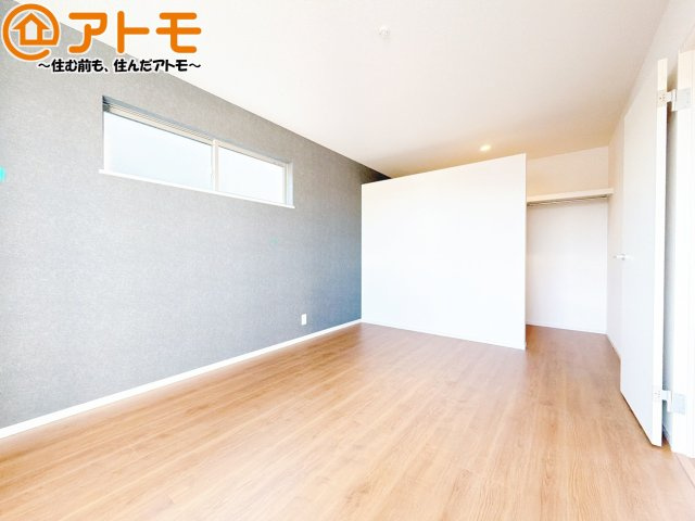 【寝室】 | 駿河区中島22期　新築戸建　4号棟 | アクセントクロスが印象的なお部屋です。お気に入りの家具に囲まれてゆったり過ごしたいですね♪